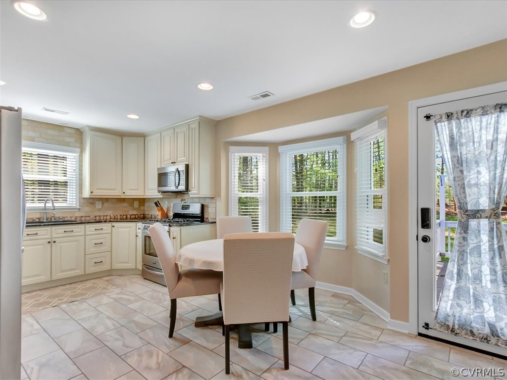 12113 Bundle Road Chesterfield, VA 23838 - Photo 7 of 25 You will love this bright, sunny eat-in Kitchen!