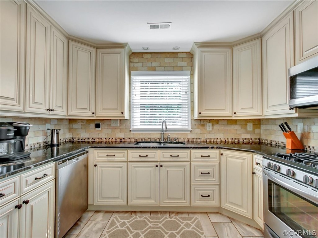 12113 Bundle Road Chesterfield, VA 23838 - Photo 9 of 25 Tile backsplash and Stainless Steel appliances!