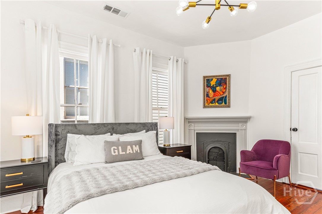 317 East Anderson Street Savannah, GA 31401 - Photo 13 of 15 Upstairs Rear Bedroom - Queen Bed