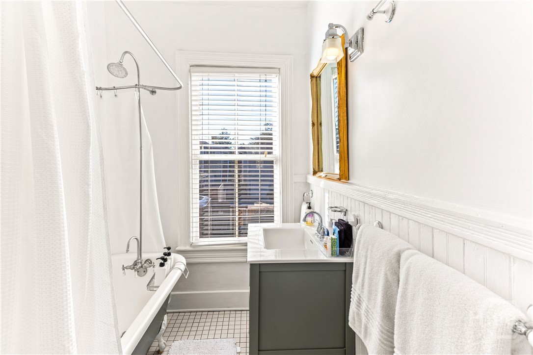 317 East Anderson Street Savannah, GA 31401 - Photo 15 of 15 Upstairs Bathroom with Clawfoot Tub