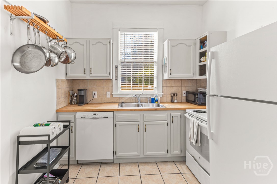 317 East Anderson Street Savannah, GA 31401 - Photo 10 of 15 Kitchen