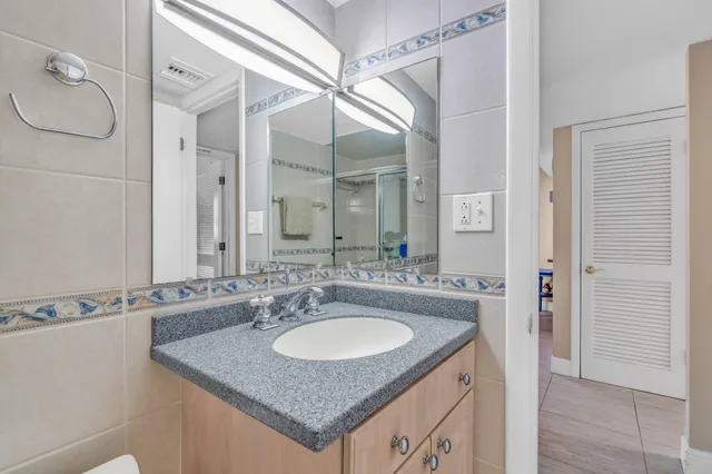 $585,000 | 201 East Ocean Drive, Unit 211, Key Colony Beach, FL 33051