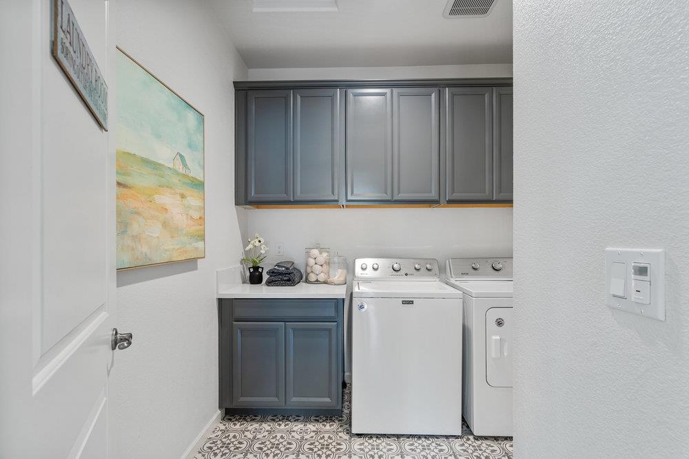 20 Hospital Road Hollister, CA 95023 - Photo 23 of 46 a utility room with dryer and washer