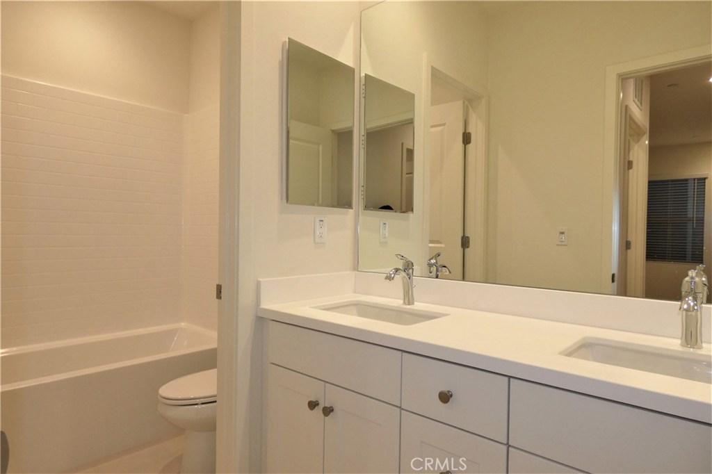 142 Anthology Irvine, CA 92618 - Photo 28 of 40 a bathroom with a sink a toilet and a bathtub