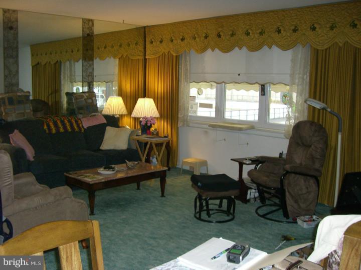3504 Kyle Road Philadelphia, PA 19154 - Photo 3 of 7 Living Room