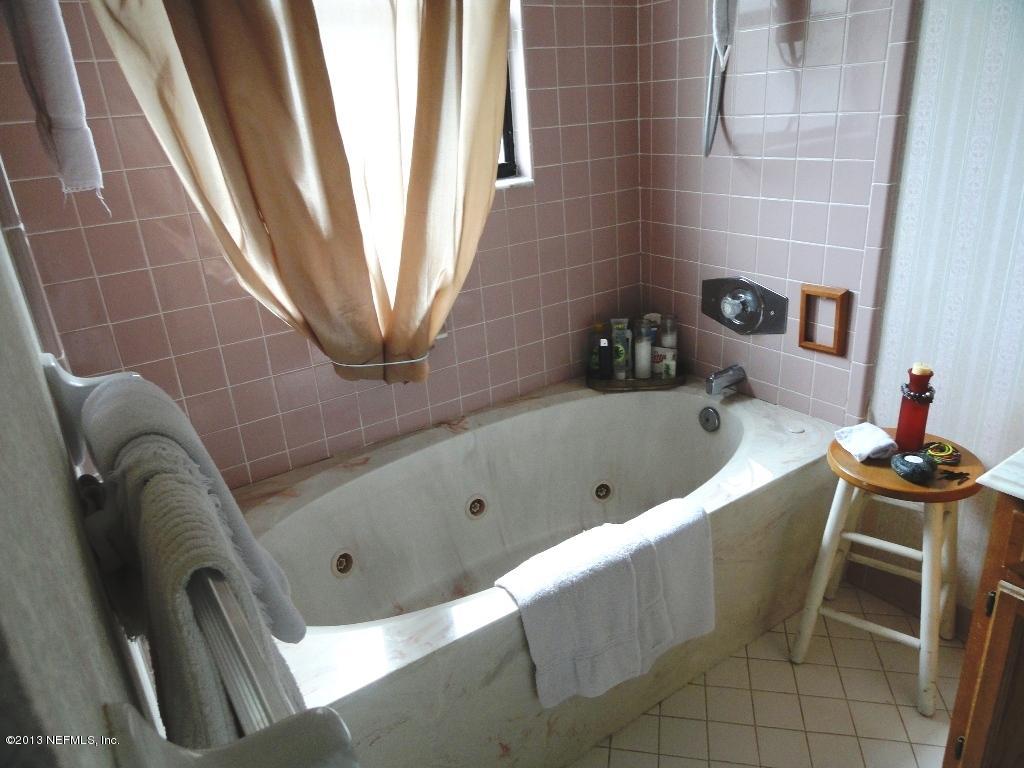 1643 Derringer Road Jacksonville, FL 32225 - Photo 6 of 21 a bathroom with a bathtub