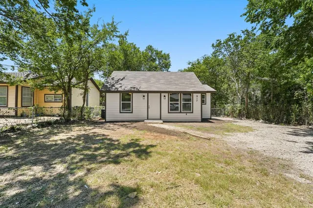 $1,900 | 917 North Wood Street, Denton, TX 76209