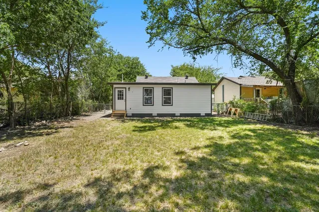 $1,900 | 917 North Wood Street, Denton, TX 76209