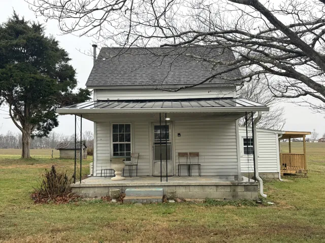 a view of house with a yard
