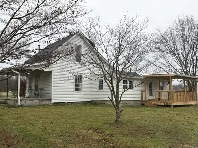 a view of a house with a yard