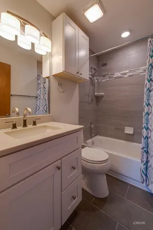 $2,700 | 344 Kildare Court, Carol Stream, IL 60188