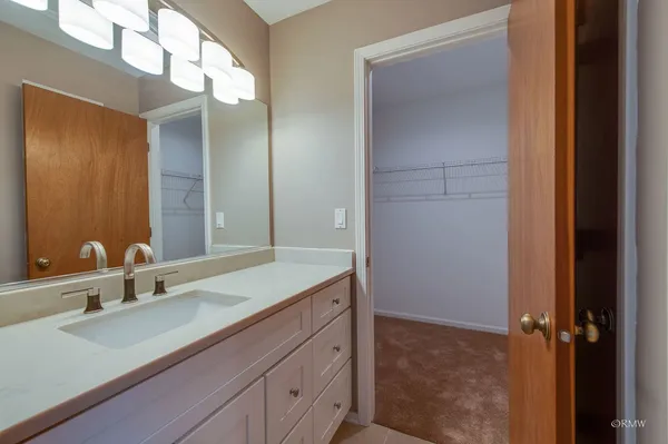 $2,700 | 344 Kildare Court, Carol Stream, IL 60188