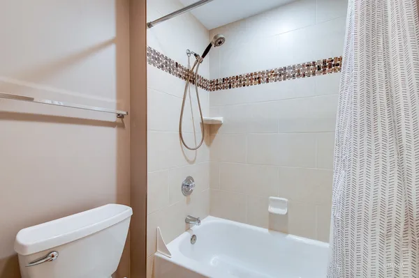 $2,700 | 344 Kildare Court, Carol Stream, IL 60188