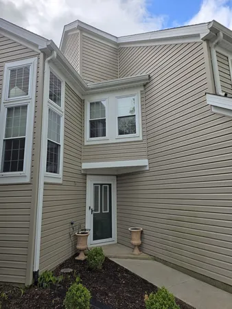 $2,700 | 344 Kildare Court, Carol Stream, IL 60188