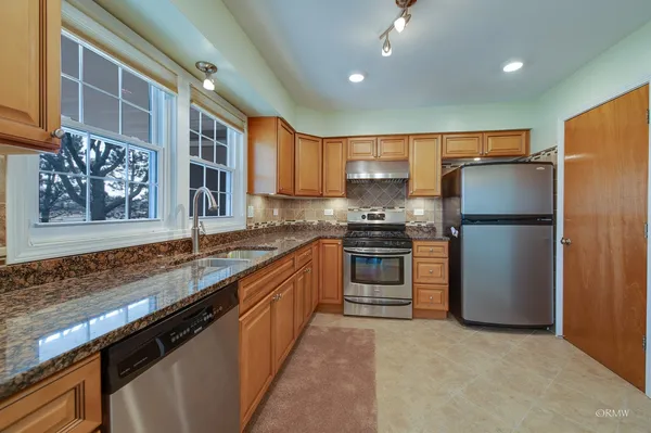 $2,700 | 344 Kildare Court, Carol Stream, IL 60188