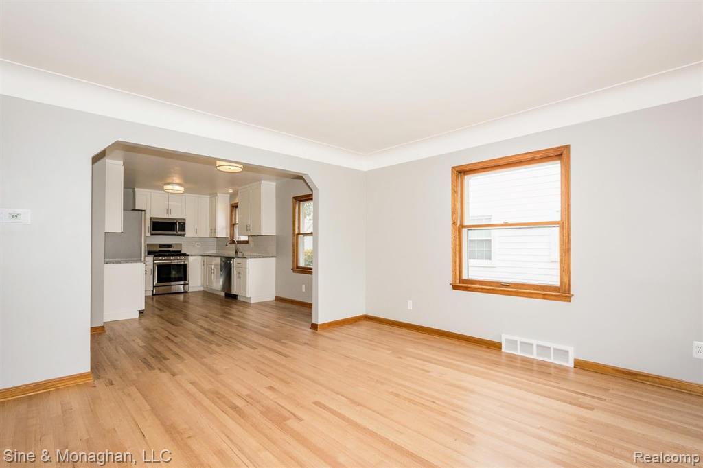 2032 Oxford Road Grosse Pointe Woods, MI 48236 - Photo 7 of 19