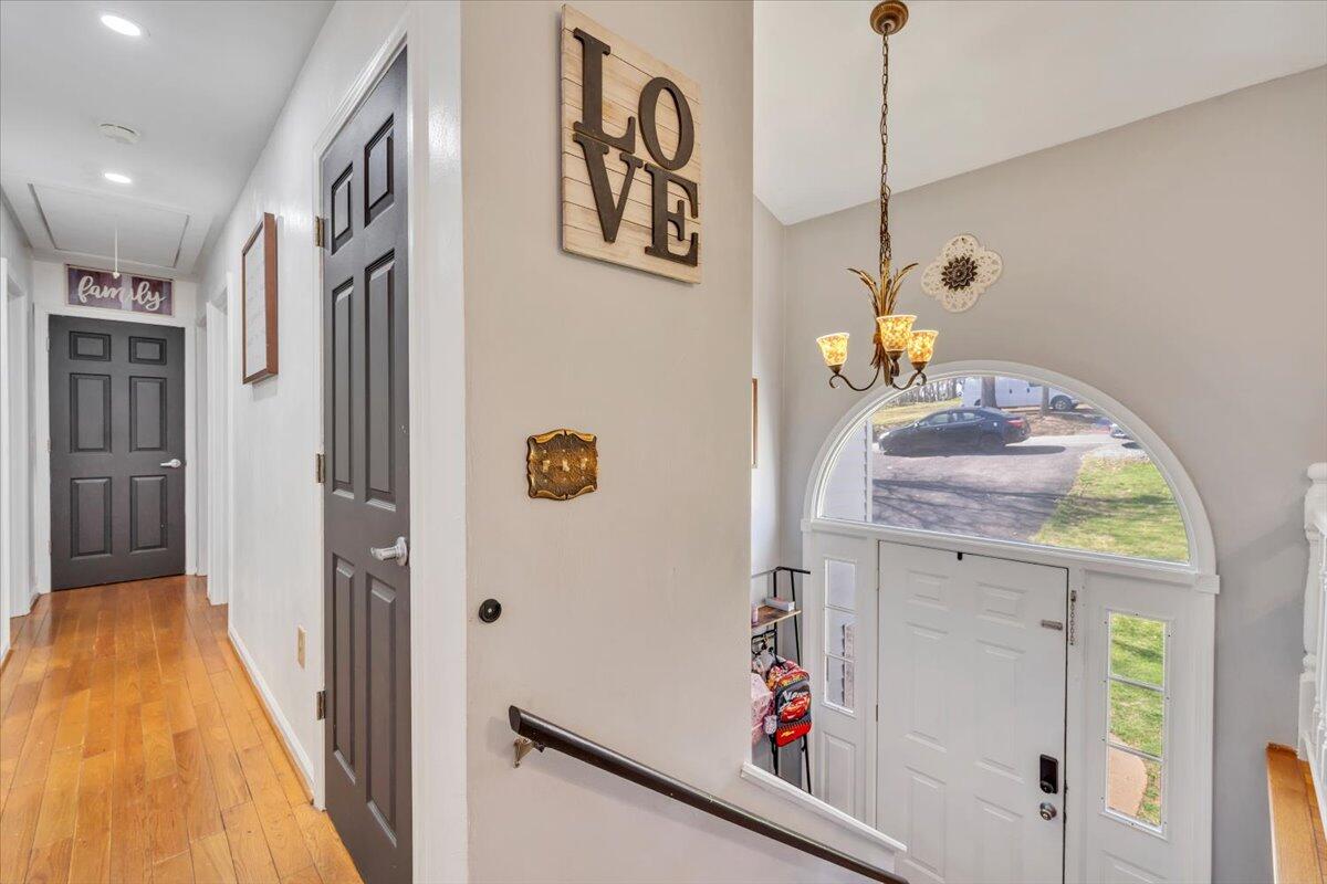 3622 View Avenue Roanoke, VA 24018 - Photo 3 of 48 03-MIB00880