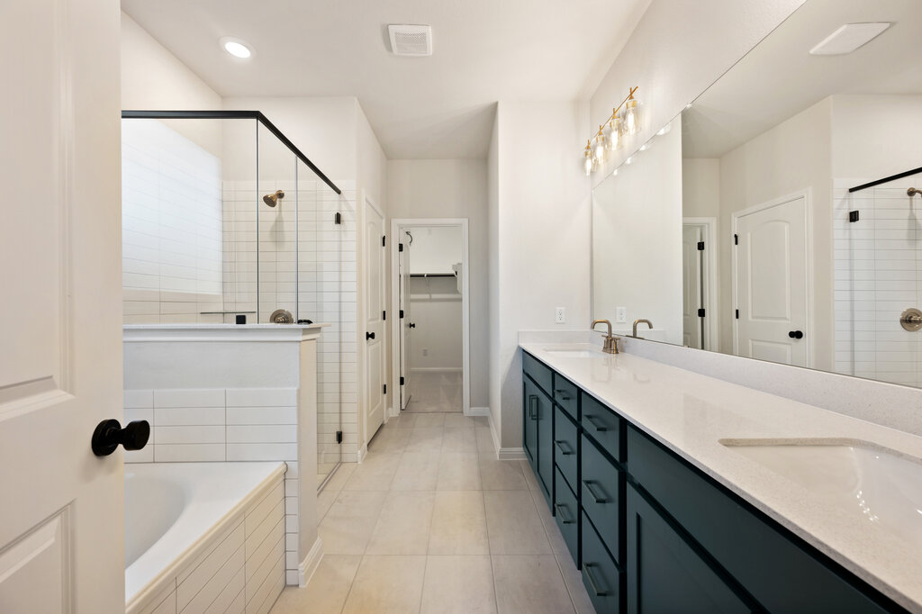 2509 Walking Y Road Georgetown, TX 78633 - Photo 31 of 40 a bathroom with a tub sink and mirror