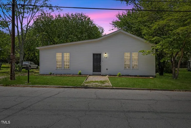 a view of a house with a yard