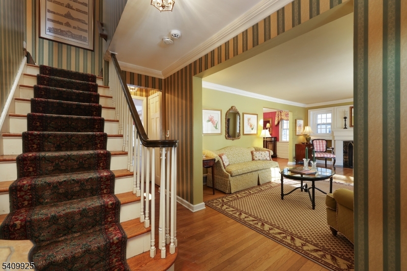 643 Nottingham Place Westfield, NJ 07090 - Photo 4 of 42