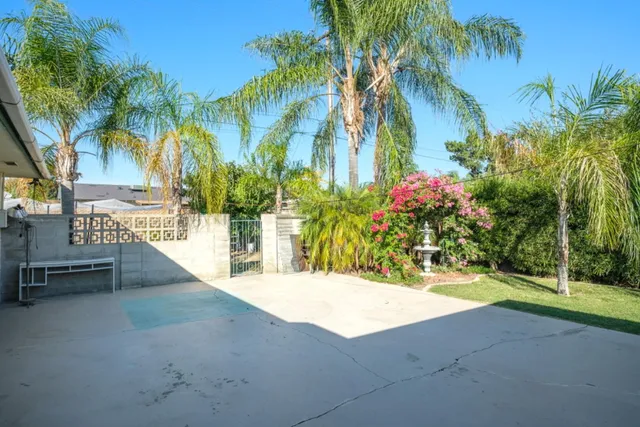 a view of outdoor space yard and porch
