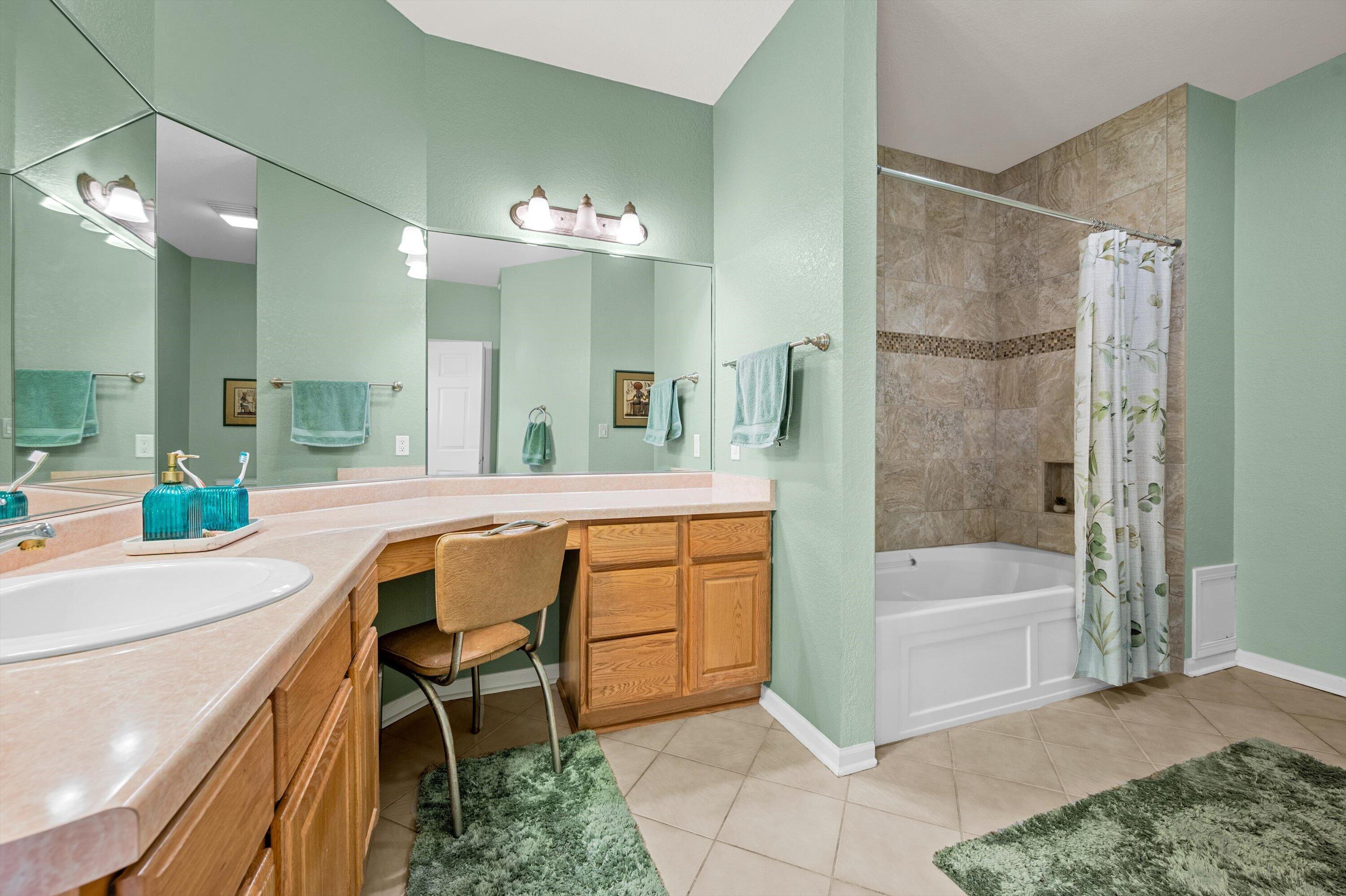 13050 West Bluemound Road, Unit 307 Elm Grove, WI 53122 - Photo 9 of 29 Ensuite Full Bath