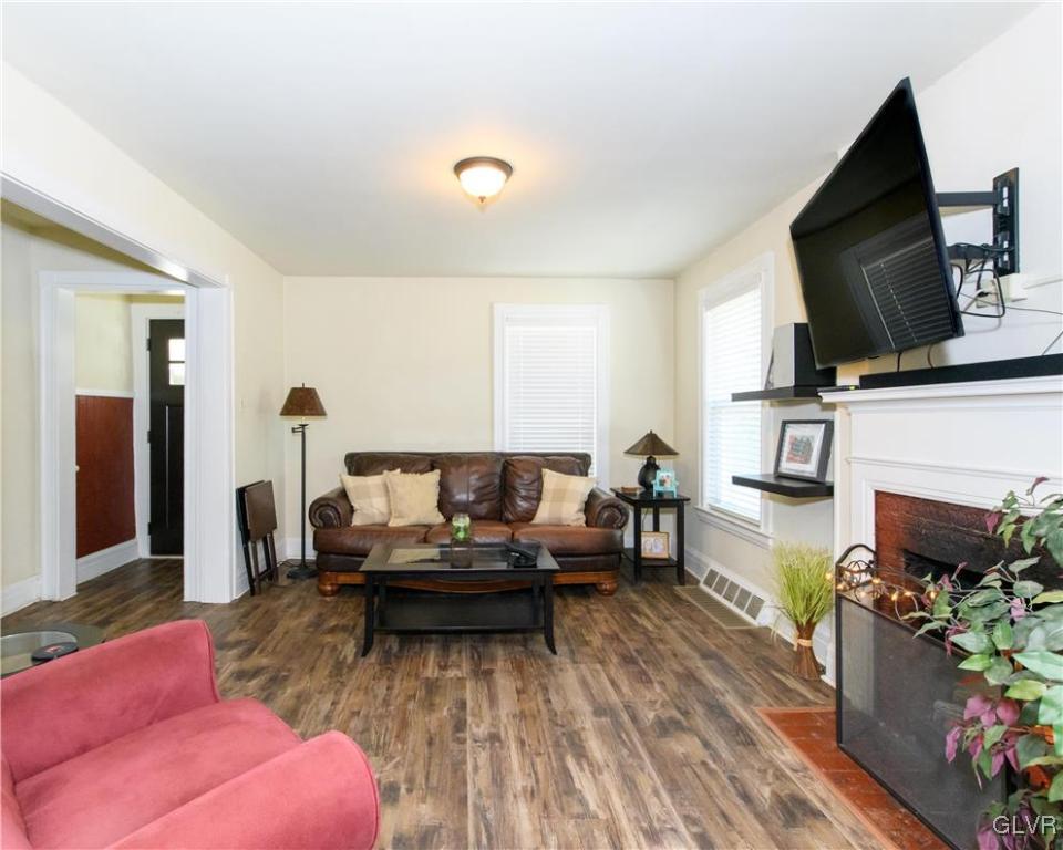 823 Hawthorne Road Bethlehem, PA 18018 - Photo 3 of 23 Gallery Image 3