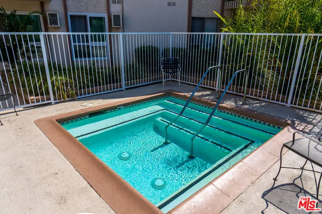 a tennis court that has tennis net