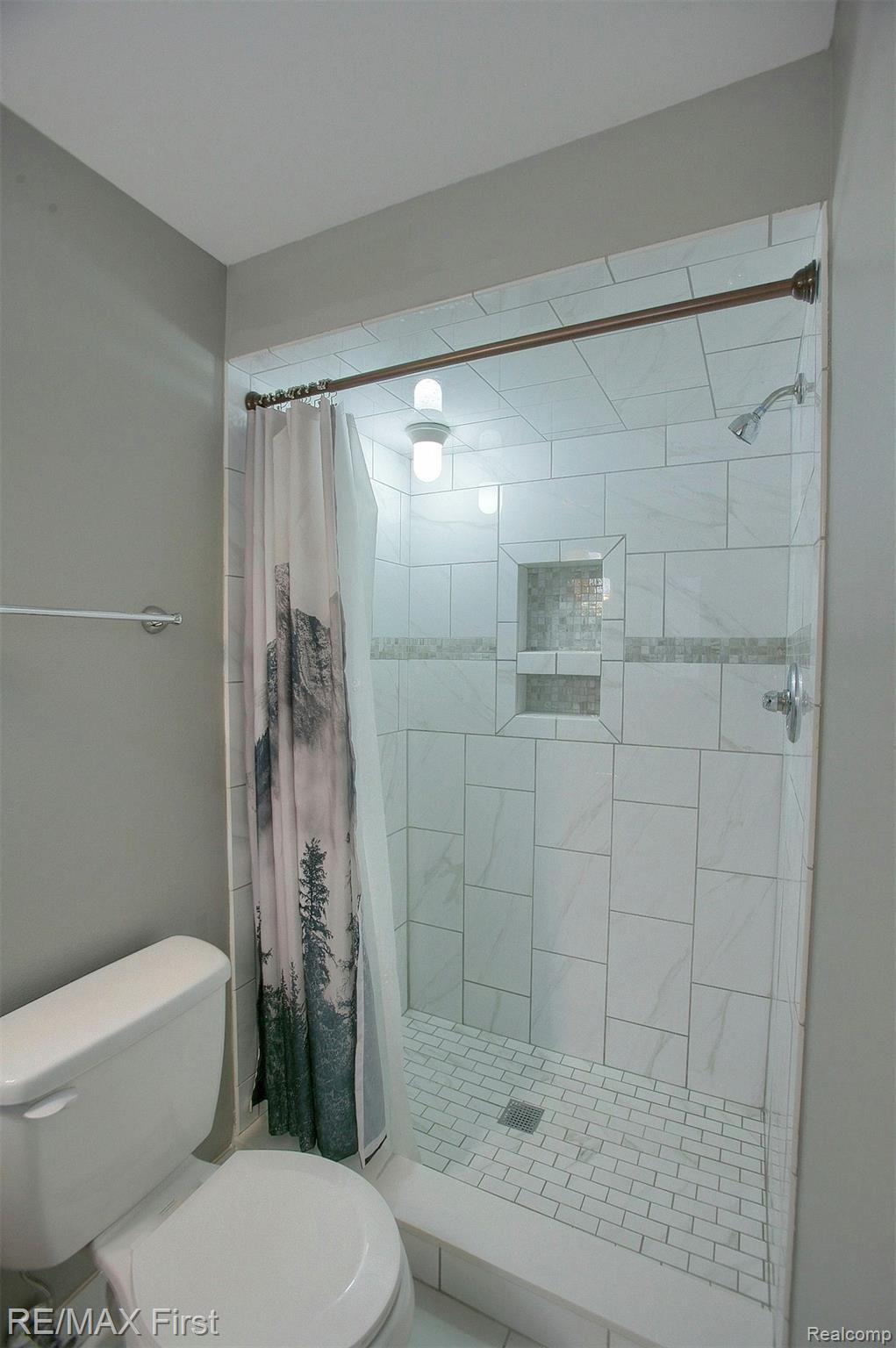 6840 Dublin Fair Road Troy, MI 48098 - Photo 20 of 29 20-Master Bathroom 2nd View.jpg