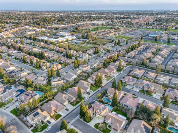 $739,000 | 2707 East Omaha Avenue, Fresno, CA 93720