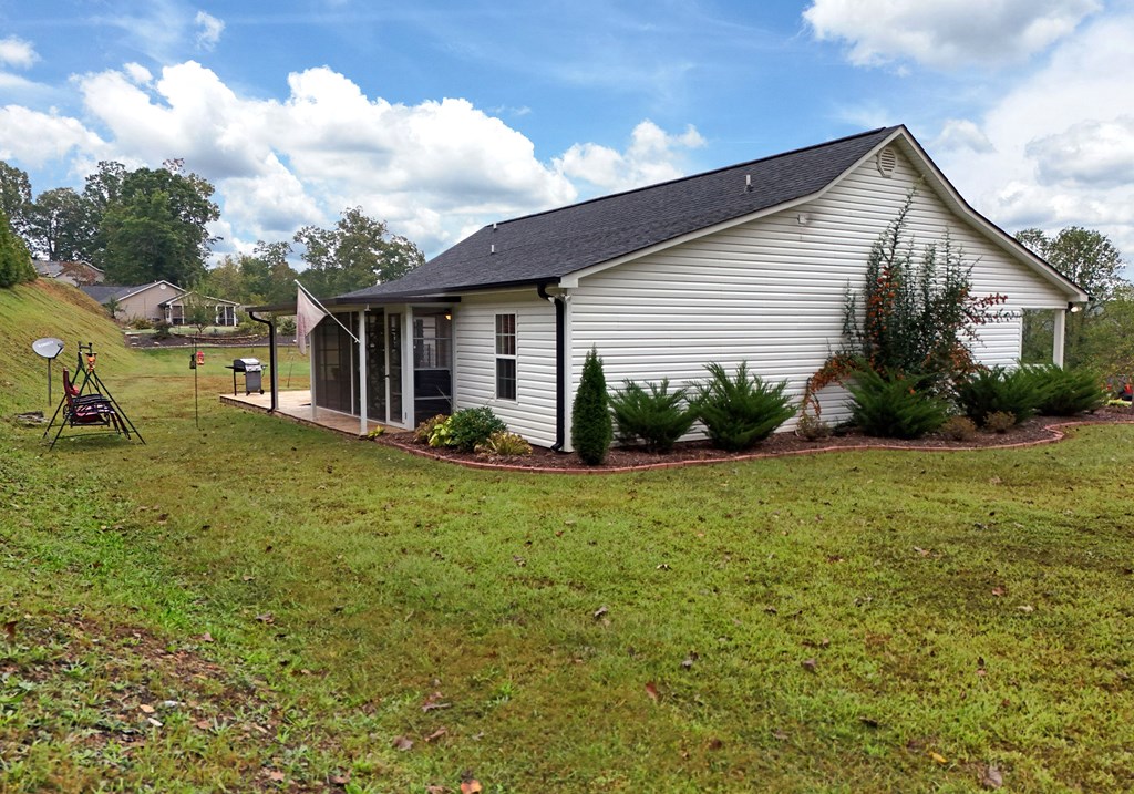 54 Linda Lane Blue Ridge, GA 30513 - Photo 51 of 59 a view of a house with backyard and garden