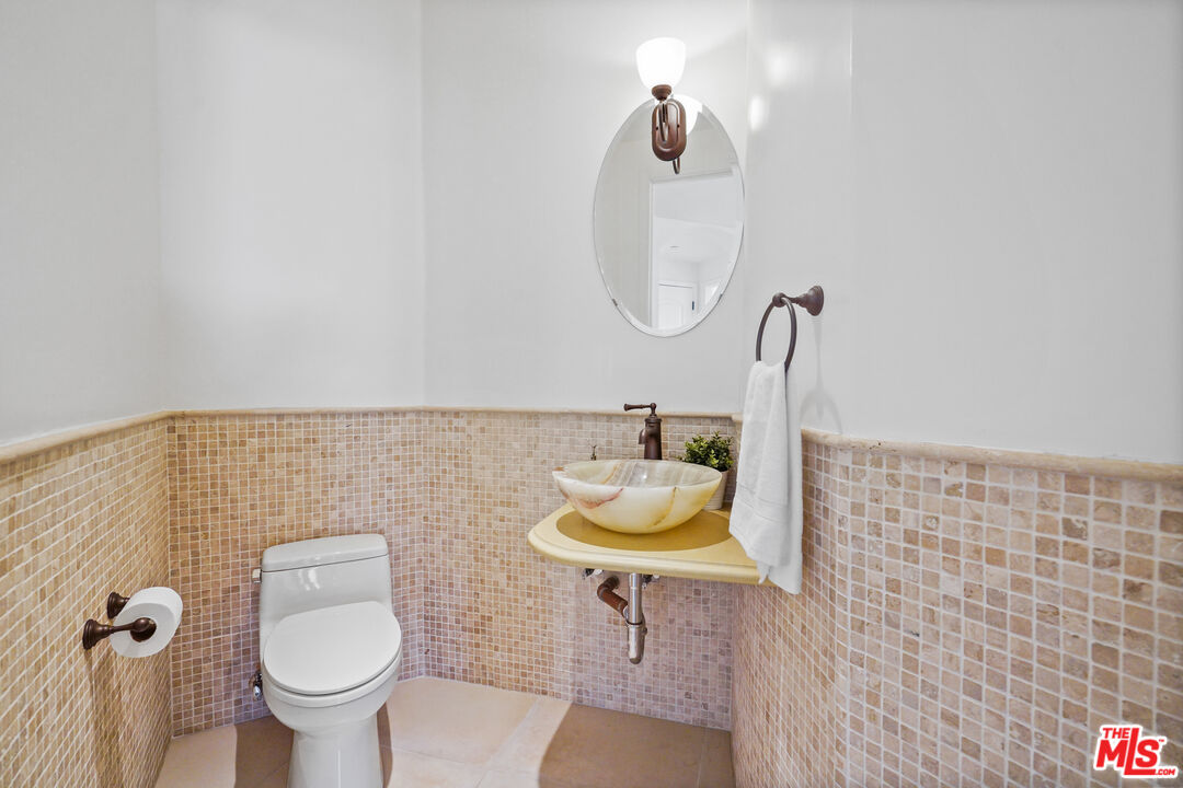 420 South Hamel Road, Unit PH1 Los Angeles, CA 90048 - Photo 29 of 30 a bathroom with a toilet a sink and mirror