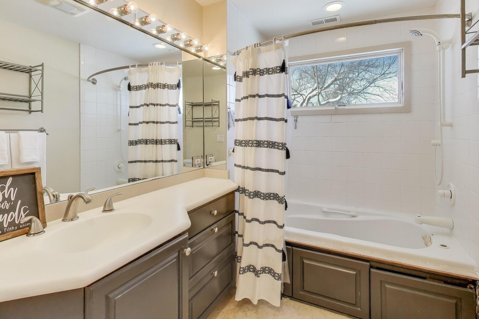 218 North School Street Mount Prospect, IL 60056 - Photo 18 of 30 a bathroom with a sink and a bathtub