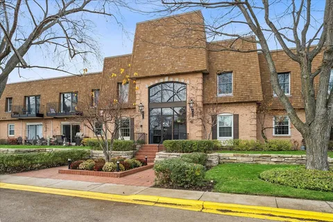 $264,000 | 1230 Park Avenue West, Unit 213, Highland Park, IL 60035