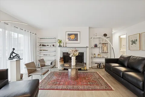 $264,000 | 1230 Park Avenue West, Unit 213, Highland Park, IL 60035