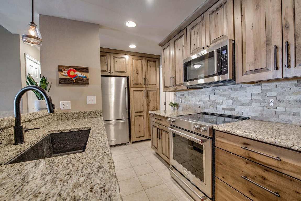 58 Summit Drive, Unit D8 Dillon, CO 80435 - Photo 5 of 32