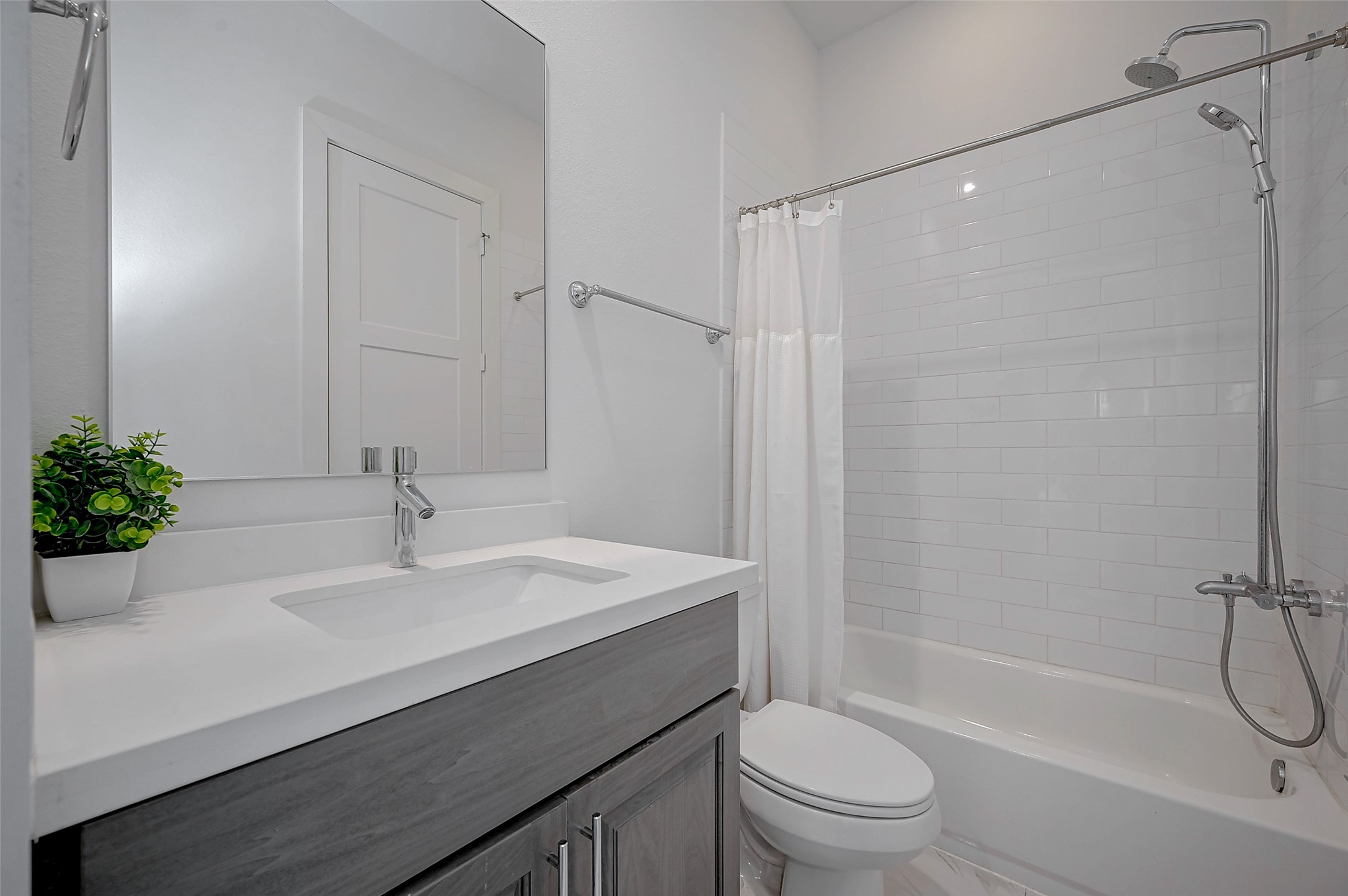 2414 Canal Street, Unit A Houston, TX 77003 - Photo 22 of 35 Secondary En-suite