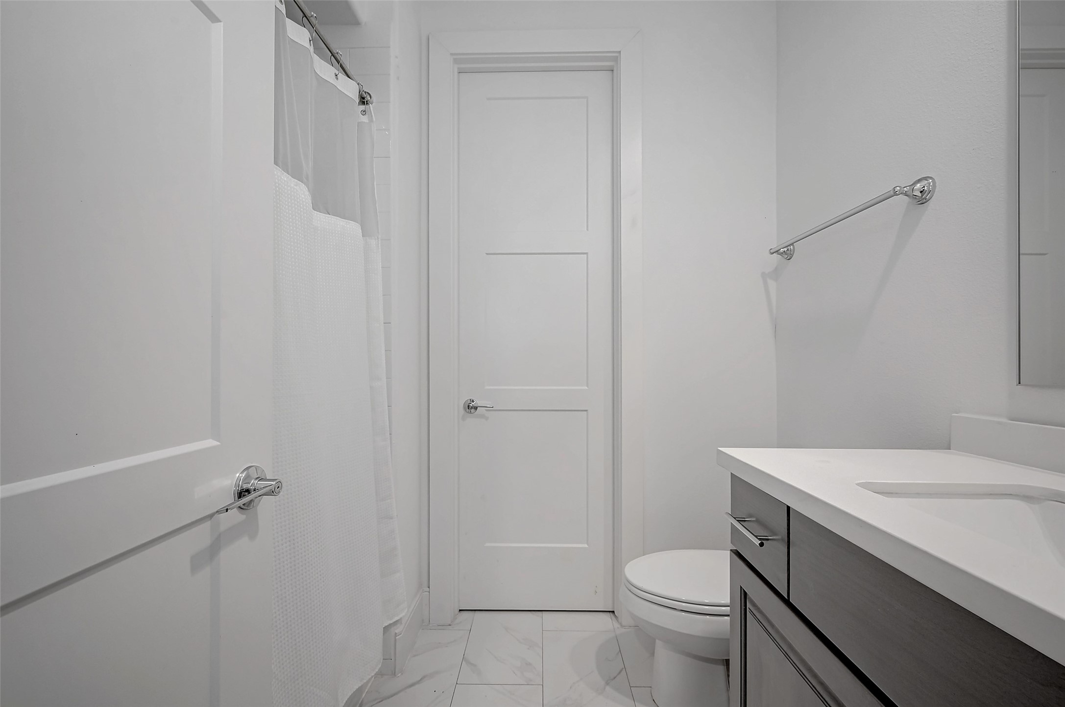 2414 Canal Street, Unit A Houston, TX 77003 - Photo 5 of 35 First Floor Full Bath