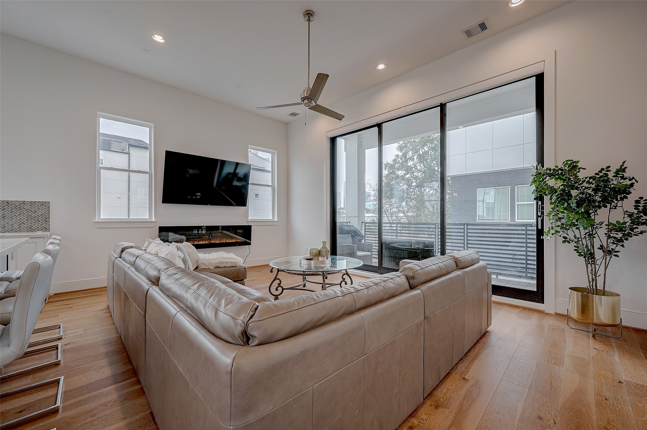2414 Canal Street, Unit A Houston, TX 77003 - Photo 8 of 35 Family Room with 10' sliding balcony doors