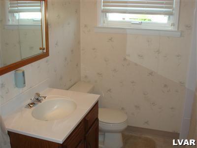1935 Rockingham Drive Bethlehem, PA 18018 - Photo 16 of 21 Gallery Image 16