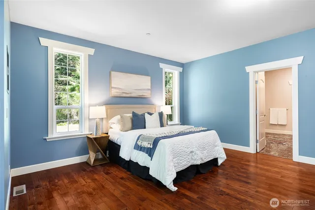 a en suite bathroom with a sink and a mirror