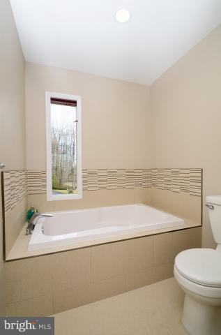 7307 Hooking Road McLean, VA 22101 - Photo 18 of 29 a bathroom with a toilet a sink and a bathtub