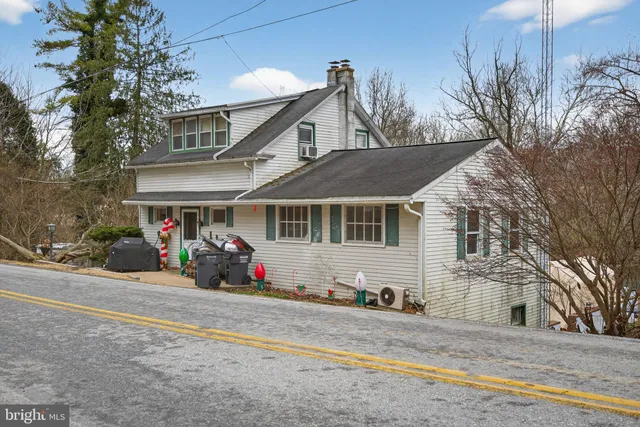 a view of a car park in front of house