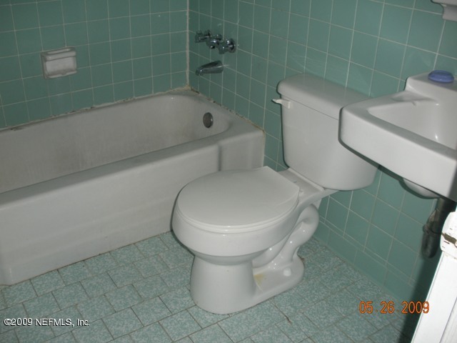 5208 Moncrief Road Jacksonville, FL 32209 - Photo 9 of 9 Bathroom