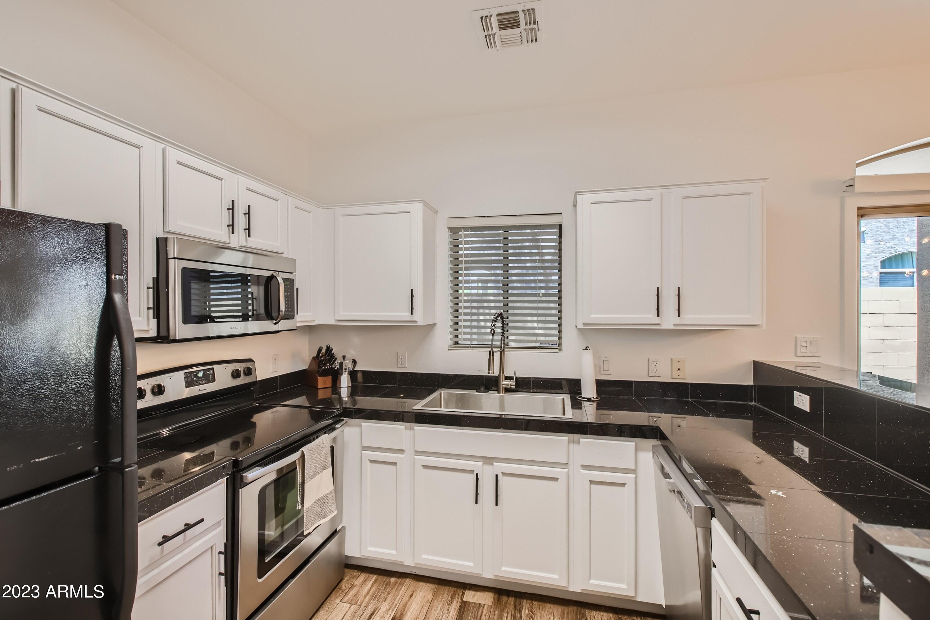 2150 East Bell Road, Unit 1040 Phoenix, AZ 85022 - Photo 11 of 28 13 Kitchen