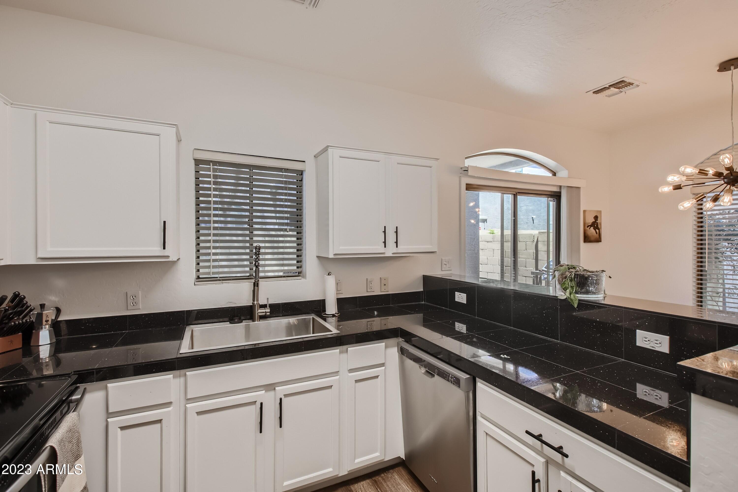 2150 East Bell Road, Unit 1040 Phoenix, AZ 85022 - Photo 12 of 28 14 Kitchen