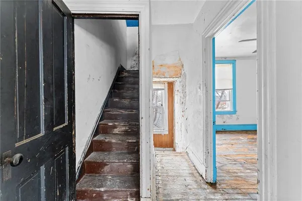 a view of empty room with windows and ceiling fan
