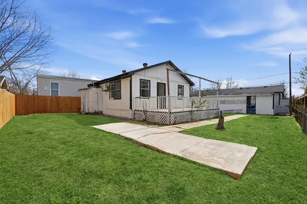 a view of a house with a backyard