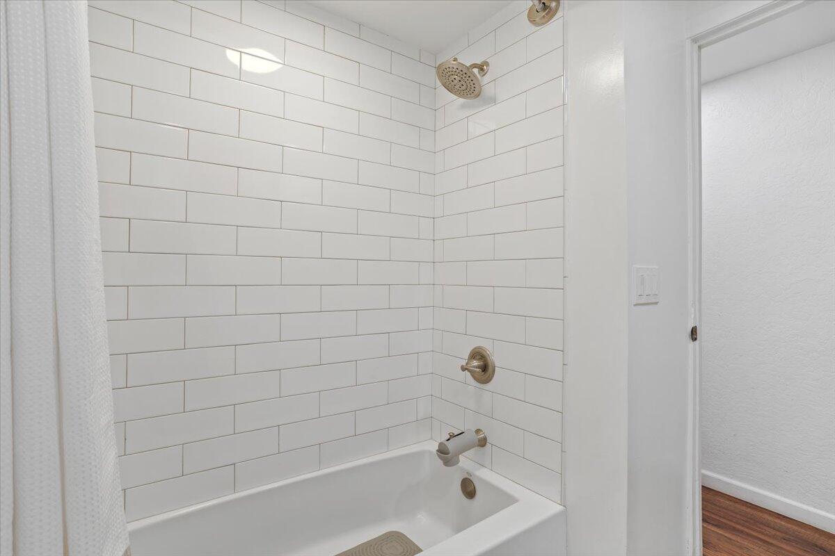 5700 Via Real, Unit 106 Carpinteria, CA 93013 - Photo 19 of 26 a bathroom with a bathtub