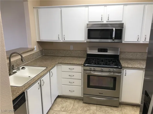 $1,200 | 1900 North Torrey Pines Drive, Unit 212, Las Vegas, NV 89108